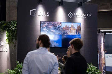 Dils y Lucas Fox en The District - featured