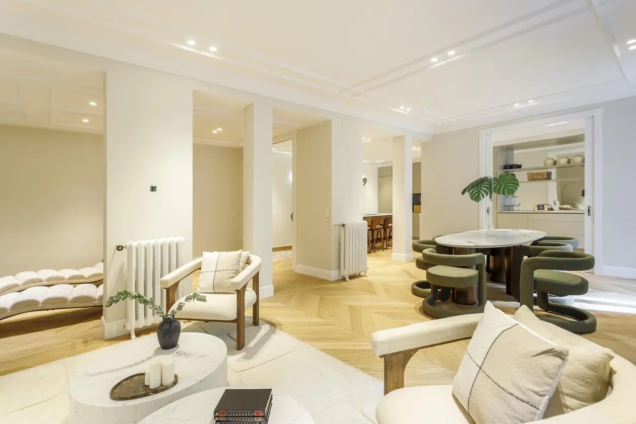 living - Piso de 426m² en venta en Recoletos, Madrid - gallery - 2