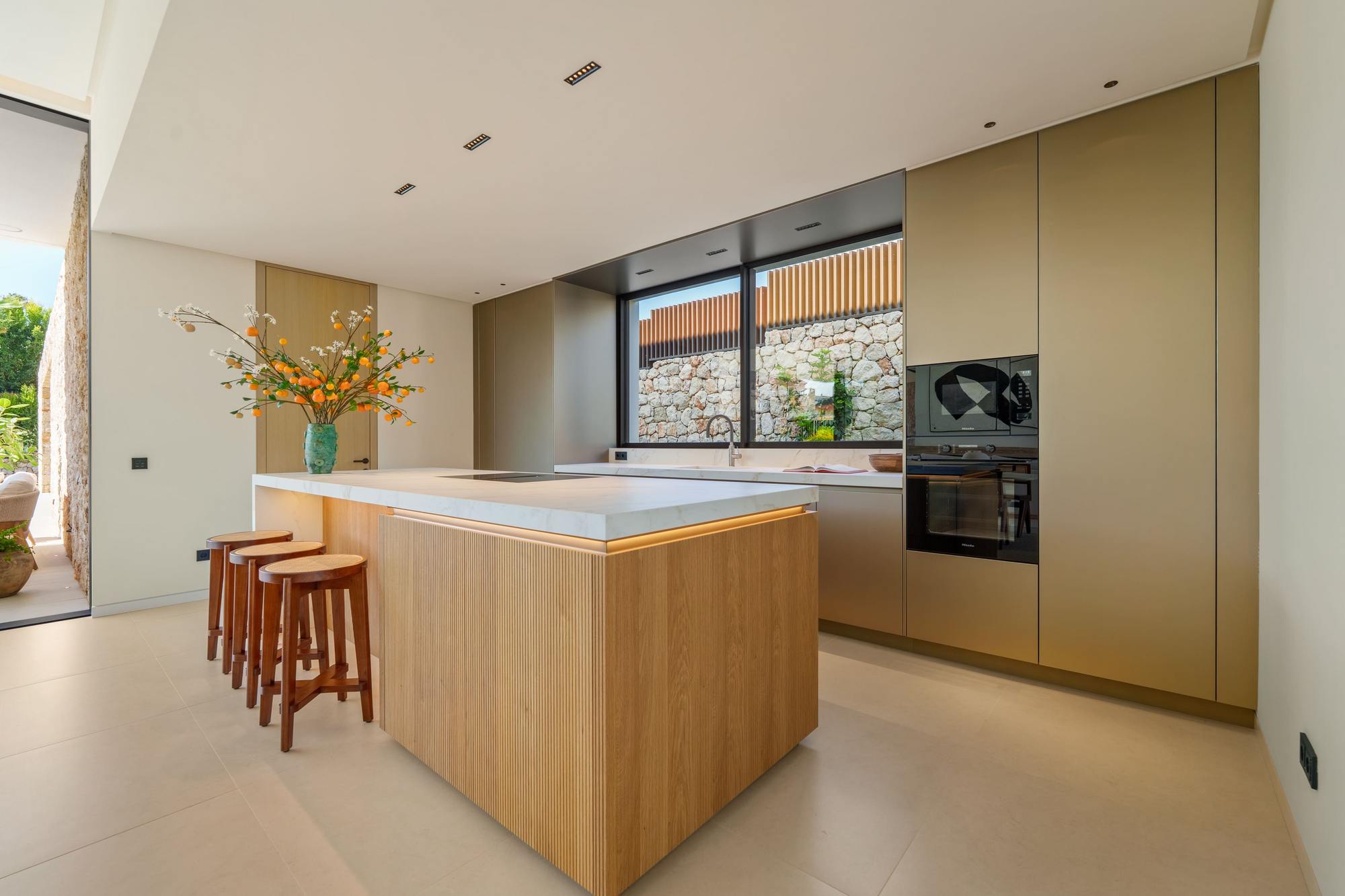 living - 1,010m² house / villa with 600m² garden for sale in Golden Mile - gallery thumbnail - 5