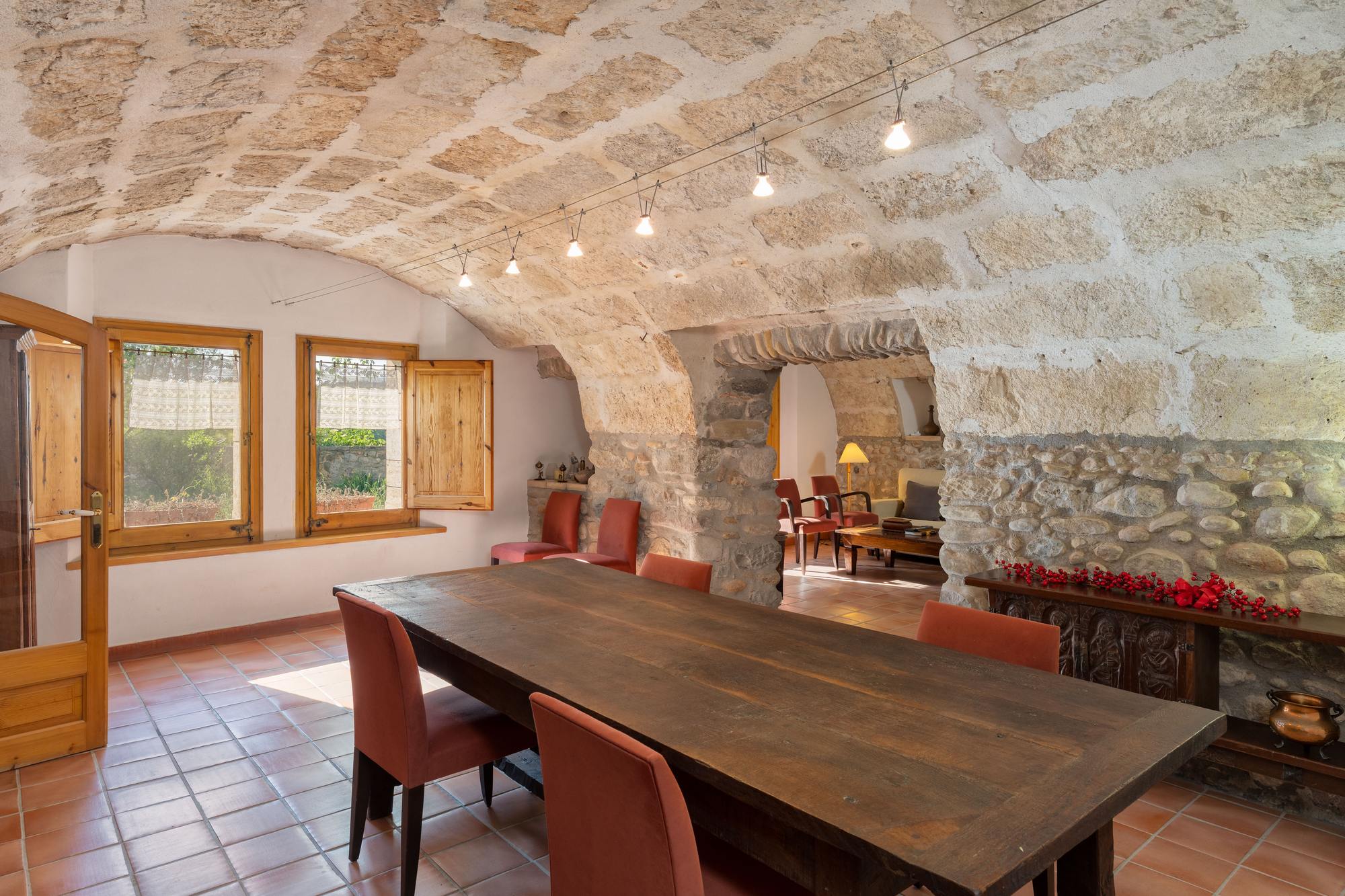 living - Casa rural de 904m² en venta en Alt Empordà, Girona - gallery thumbnail - 9