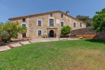 living - Casa rural de 1,779m² en venta en El Gironés, Girona - featured