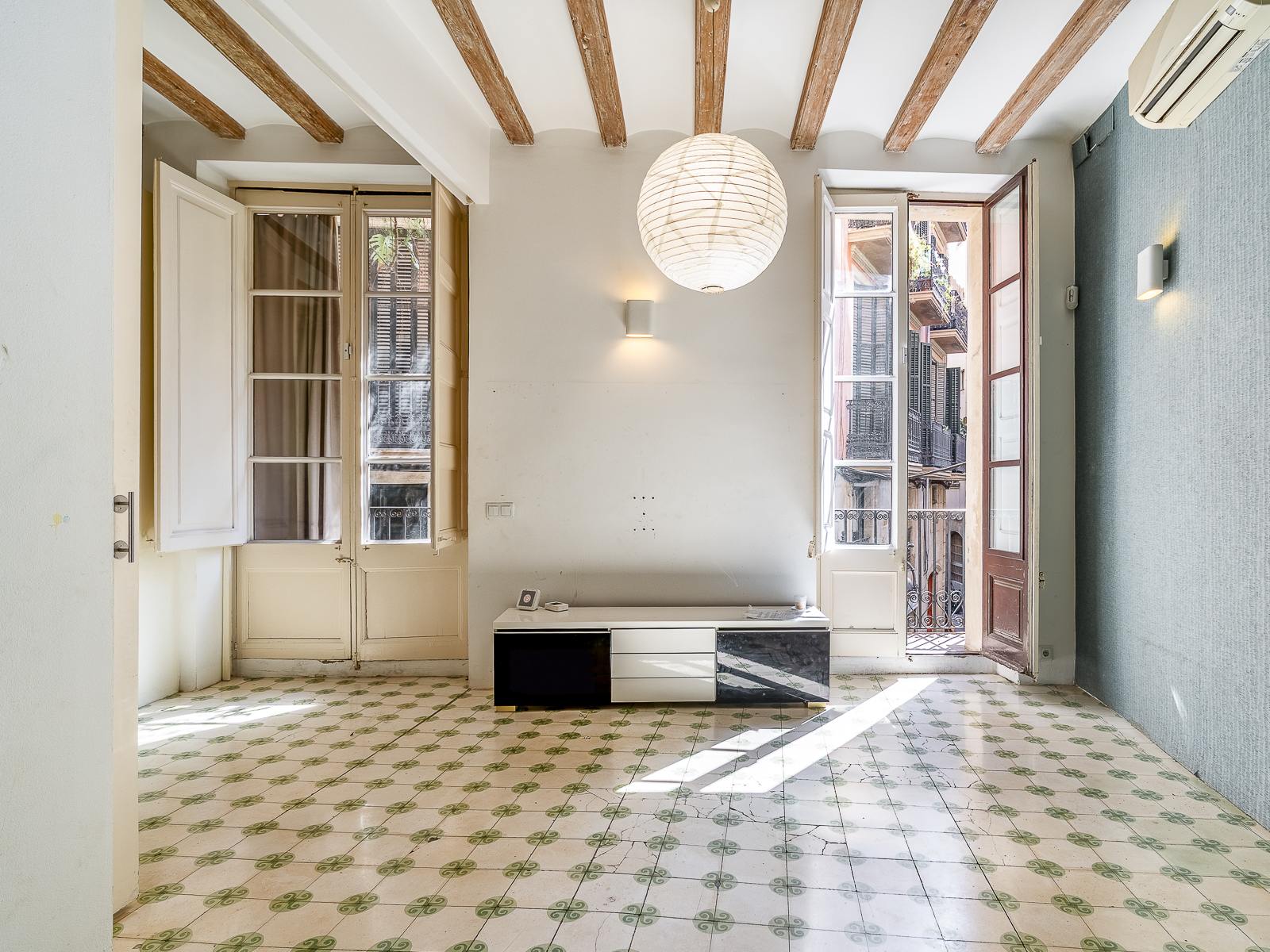 living - Piso de 73m² en venta en Gótico, Barcelona - gallery thumbnail - 2