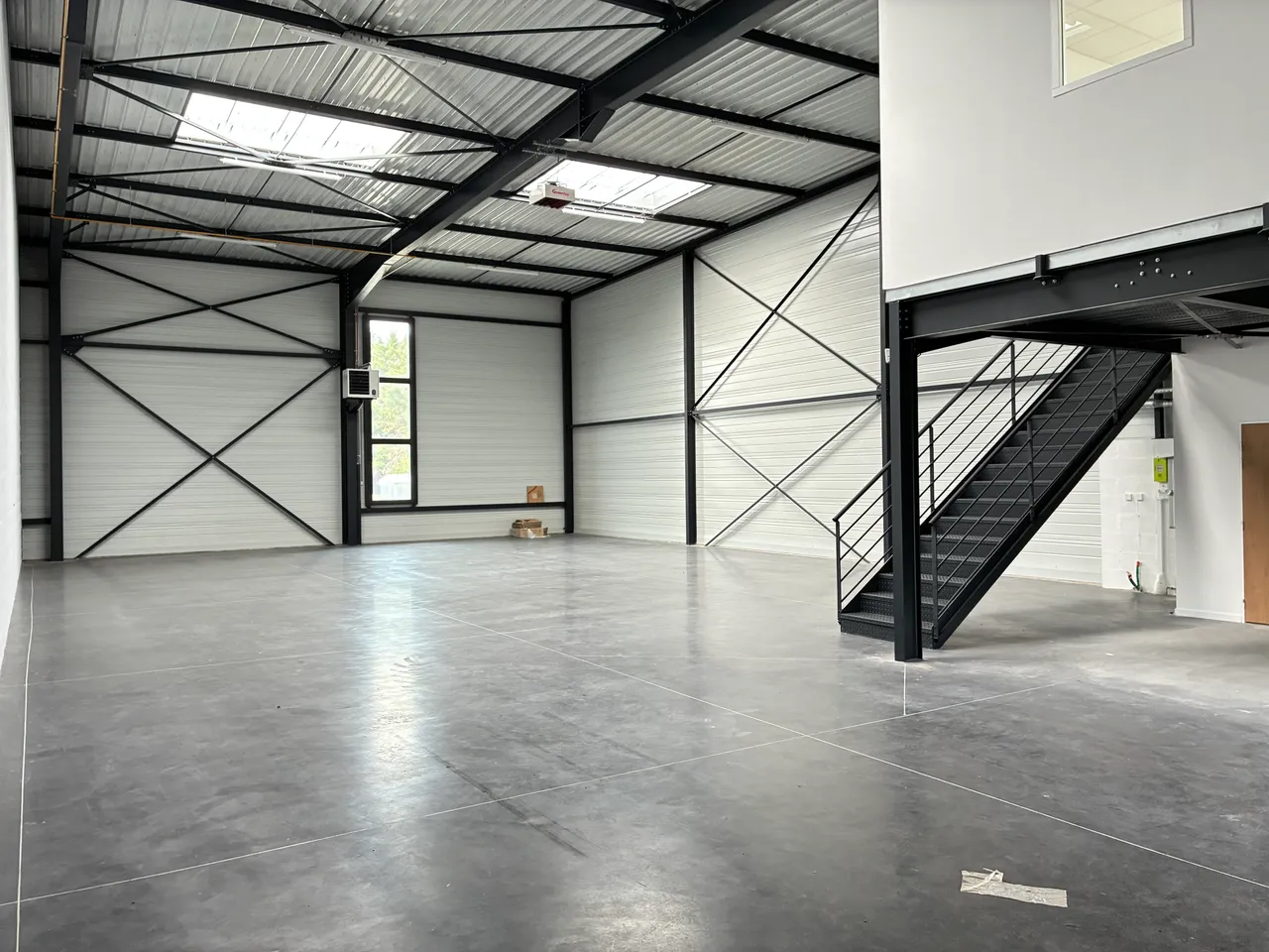 logistics - Light Industrial Premises / Offices For Rent - gallery - 3