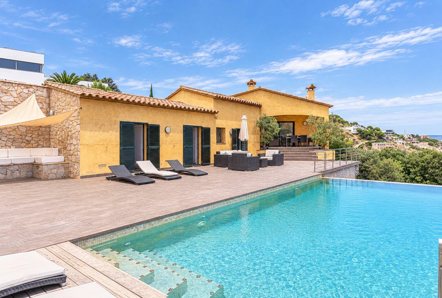 living - 621m² house / villa for sale in Sa Riera, Costa Brava - gallery thumbnail - 1
