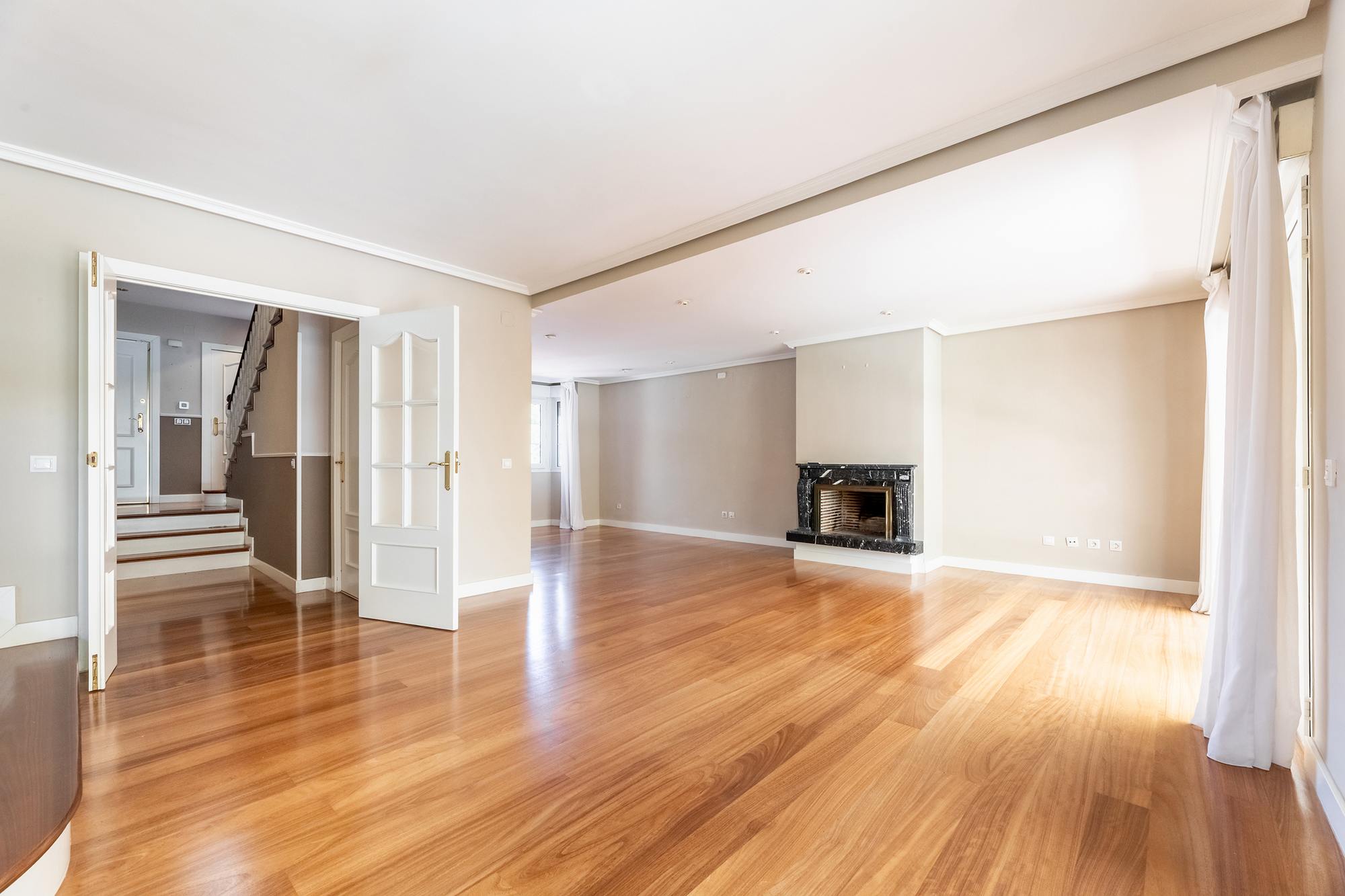 living - Casa / villa de 350m² con 307m² de jardín en venta en Majadahonda - gallery thumbnail - 3