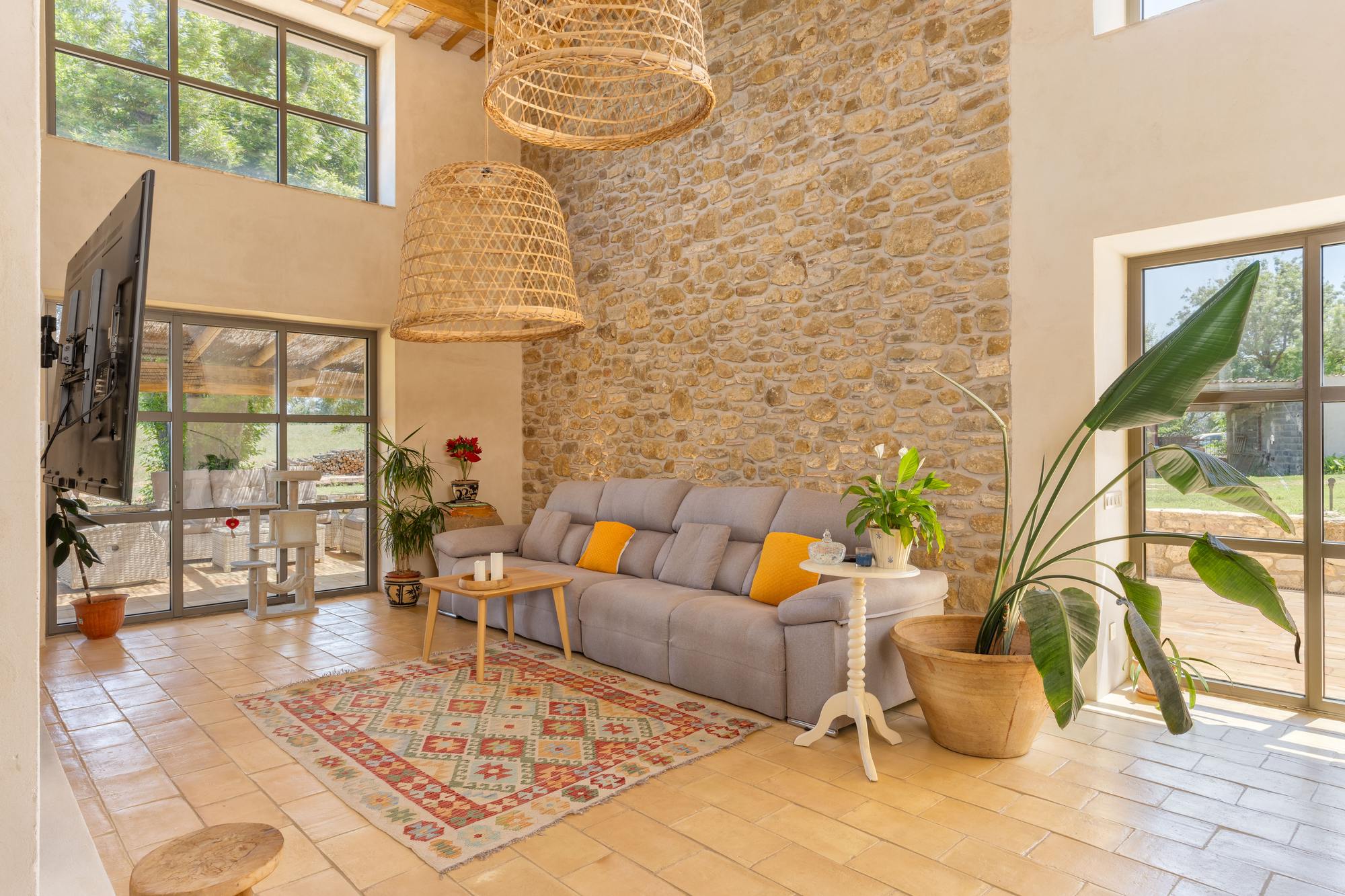 living - Casa rural de 1,132m² en venta en Pla de l'Estany, Girona - gallery thumbnail - 5