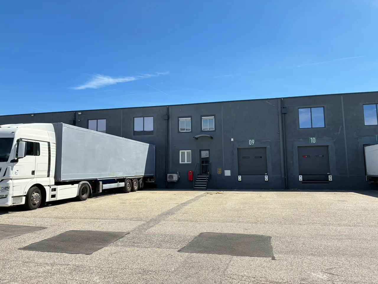 logistics - Light Industrial Premises / Offices For Rent - gallery - 5