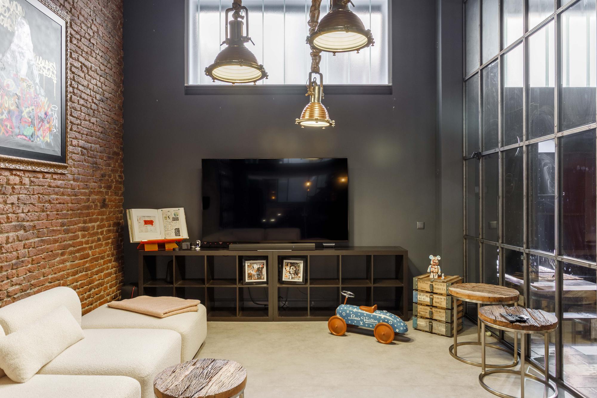 living - 225m² loft for rent in Embajadores, Madrid - gallery thumbnail - 7