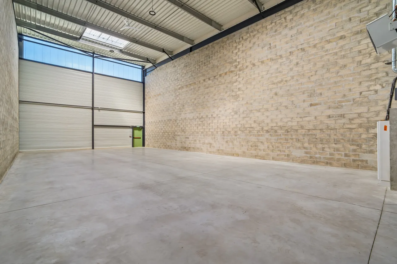 logistics - Light Industrial Premises / Offices For Rent - gallery - 3