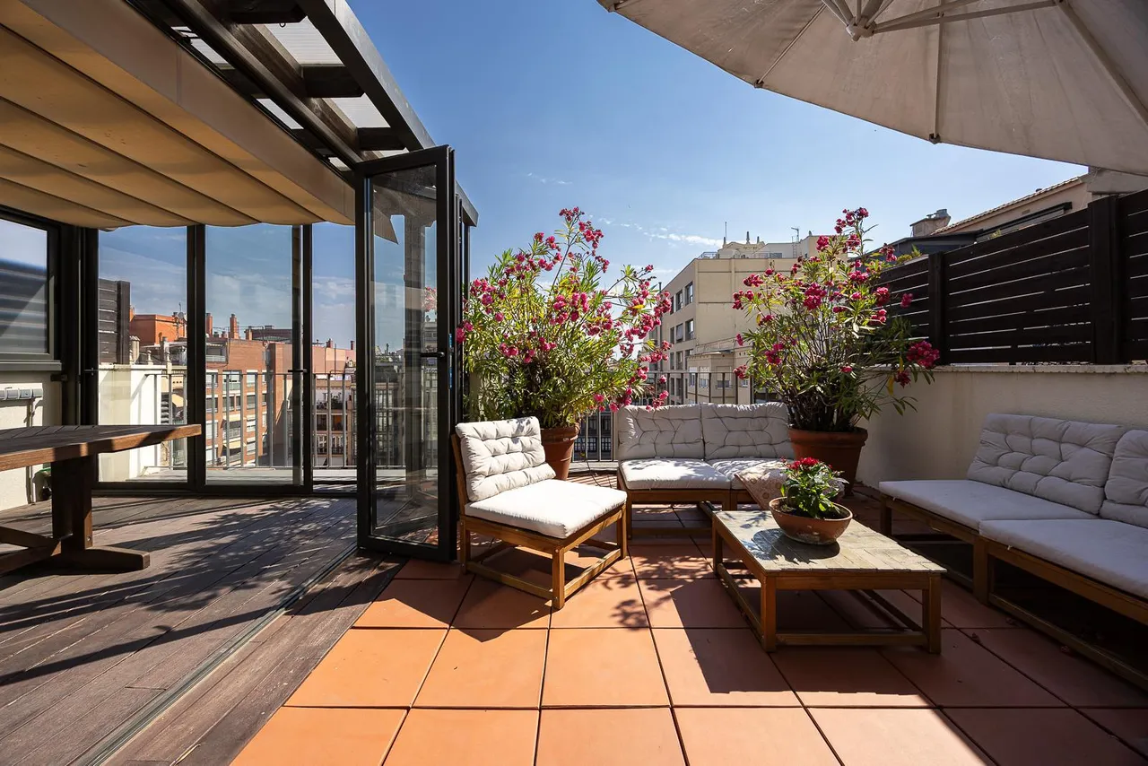 living - Ático de 84m² con 67m² terraza en venta en Eixample Derecho - gallery - 2