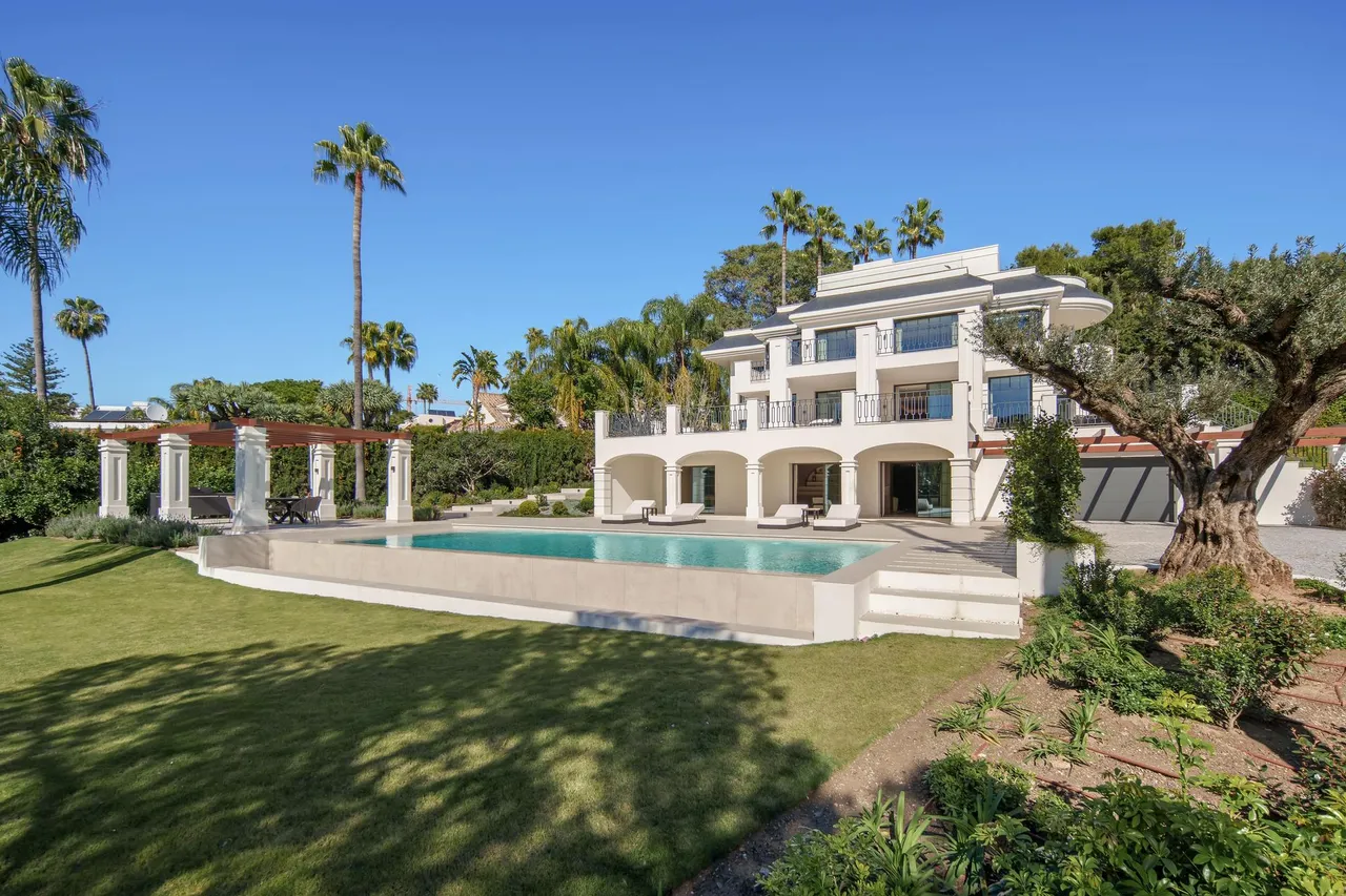 living - Casa / villa de 1,112m² con 2,529m² de jardín en venta en Nueva Andalucía - gallery - 6