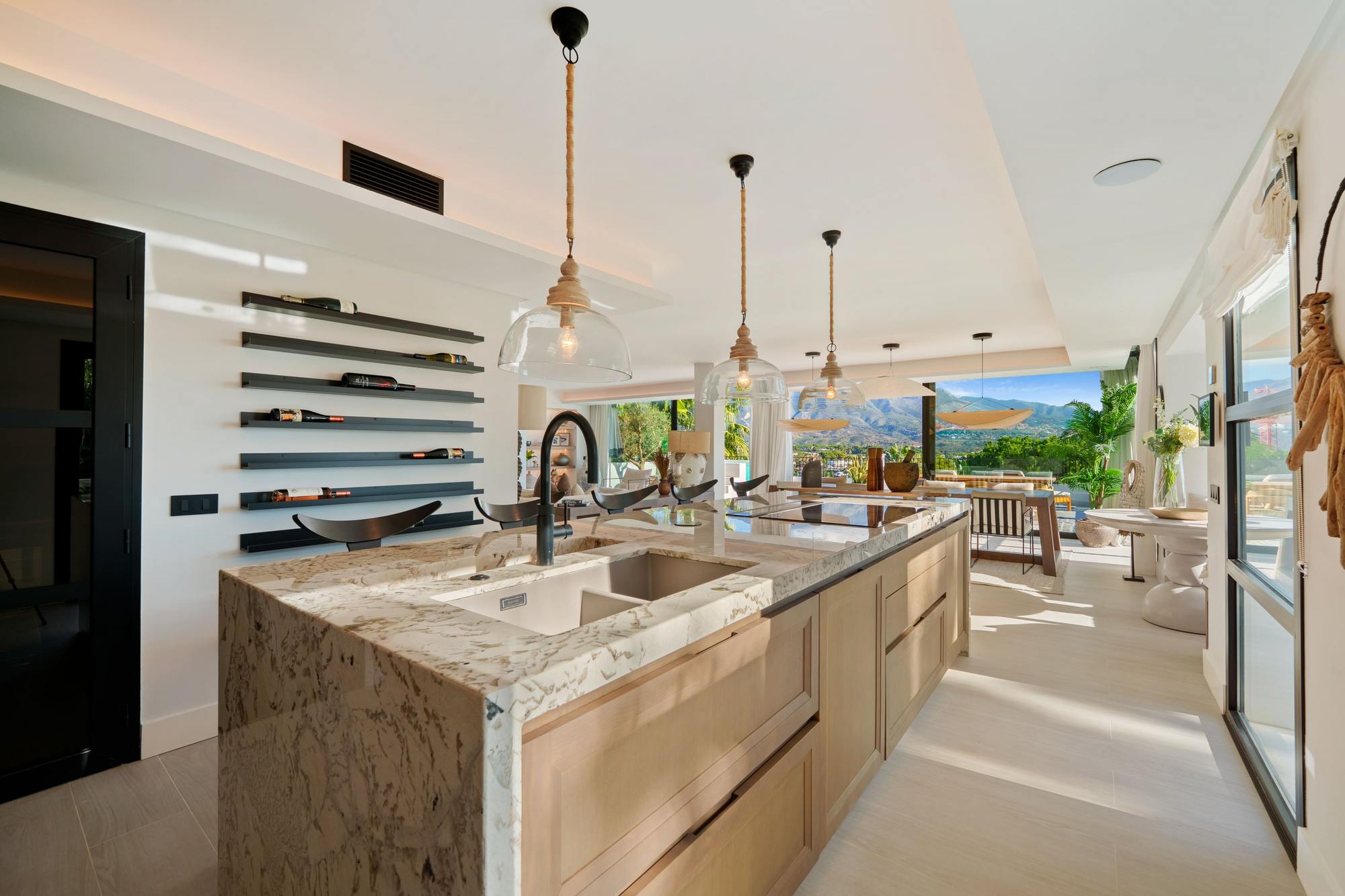 living - Casa / villa de 965m² con 177m² terraza en venta en Nueva Andalucía - gallery thumbnail - 10