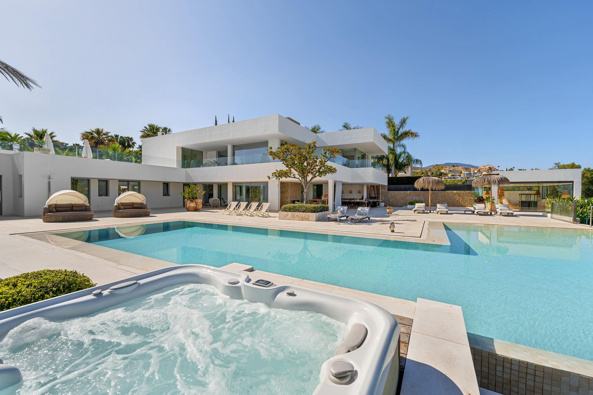 living - Casa / villa de 676m² con 110m² terraza en venta en Nueva Andalucía - gallery thumbnail - 2