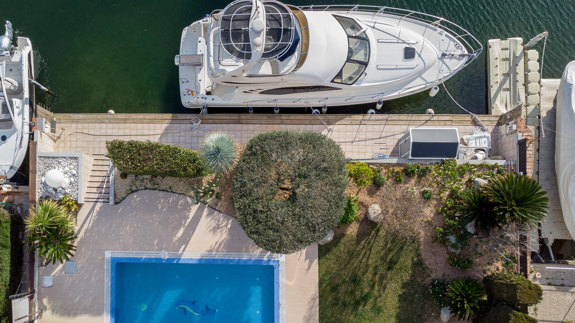 living - 557m² house / villa for sale in Bay of Roses, Costa Brava - featured