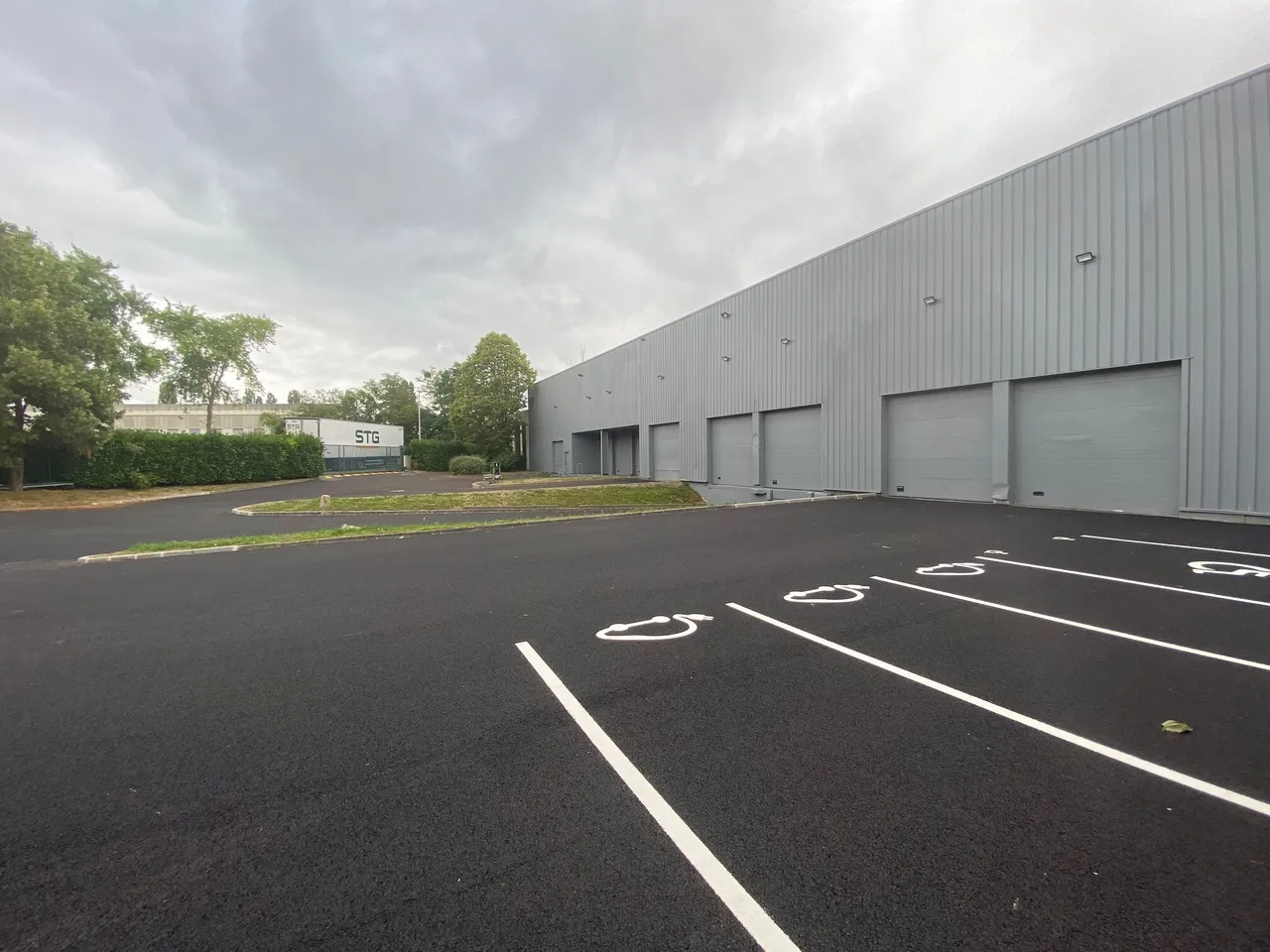 logistics - Light Industrial Premises / Offices For Rent - gallery - 2