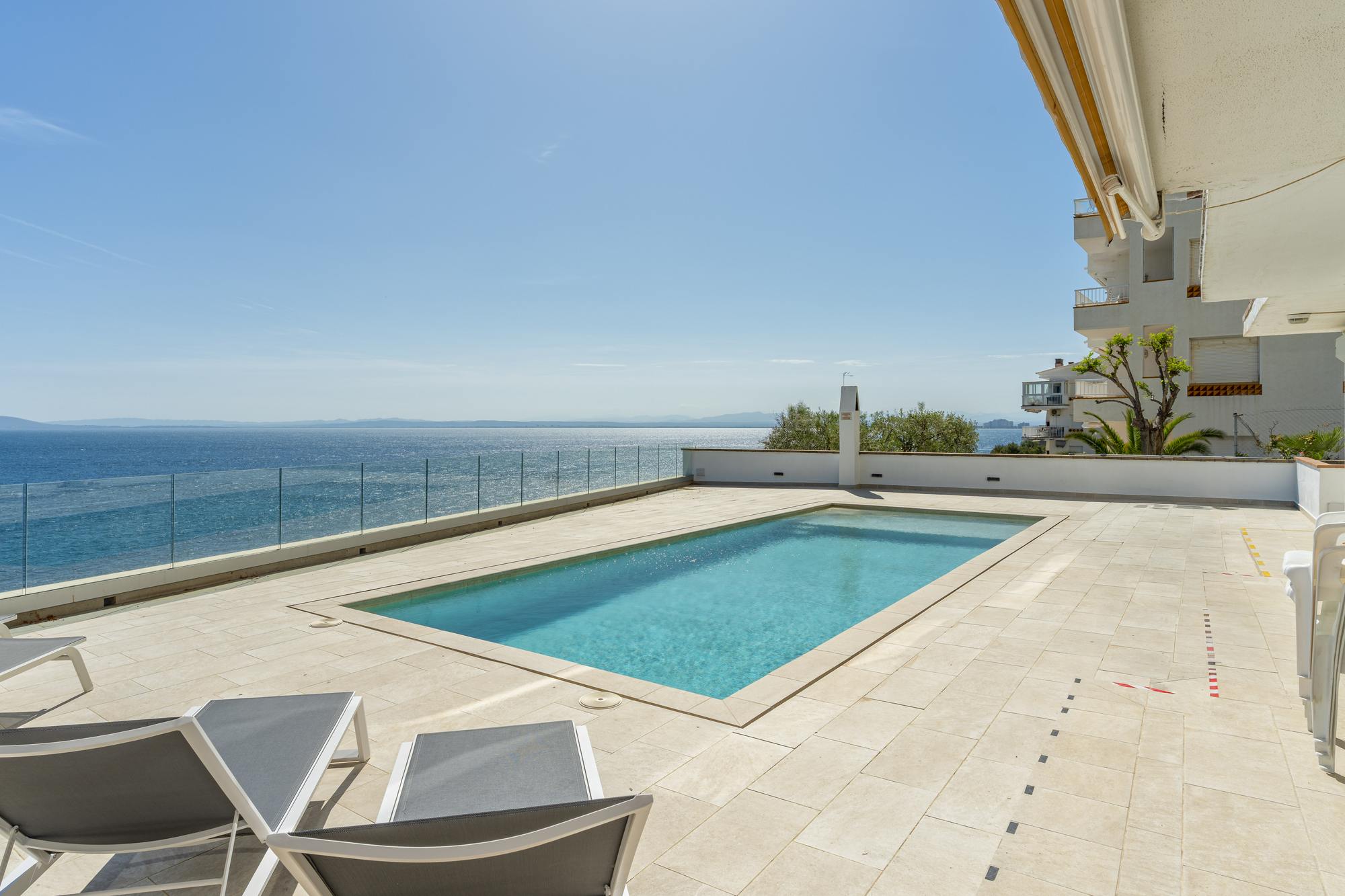 living - Casa / villa de 233m² en venta en Bahía de Rosas - gallery thumbnail - 3