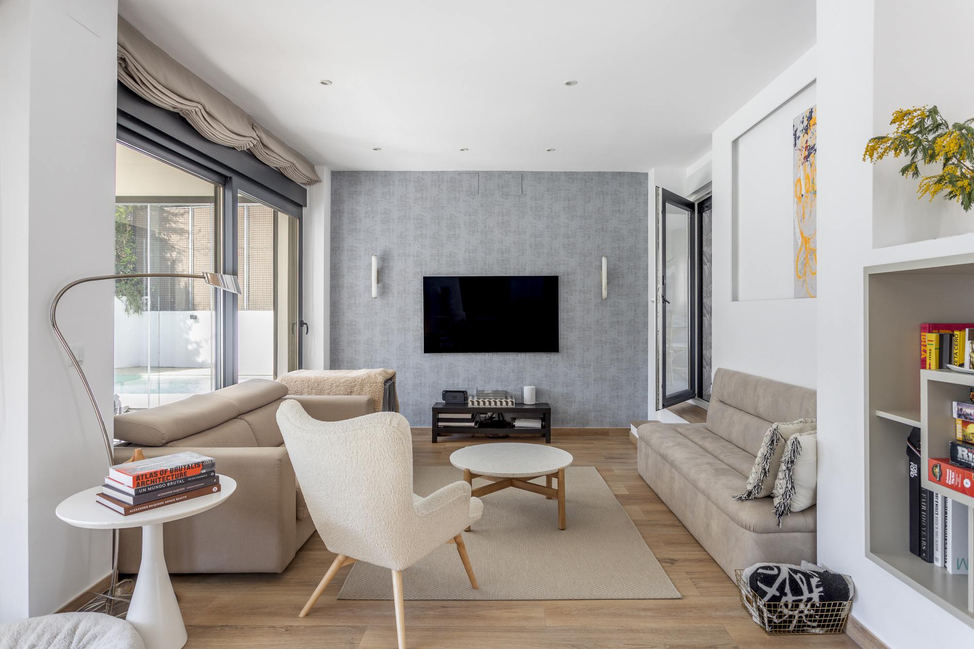 living - 350m² house / villa for rent in La Moraleja Urbanización - gallery thumbnail - 8