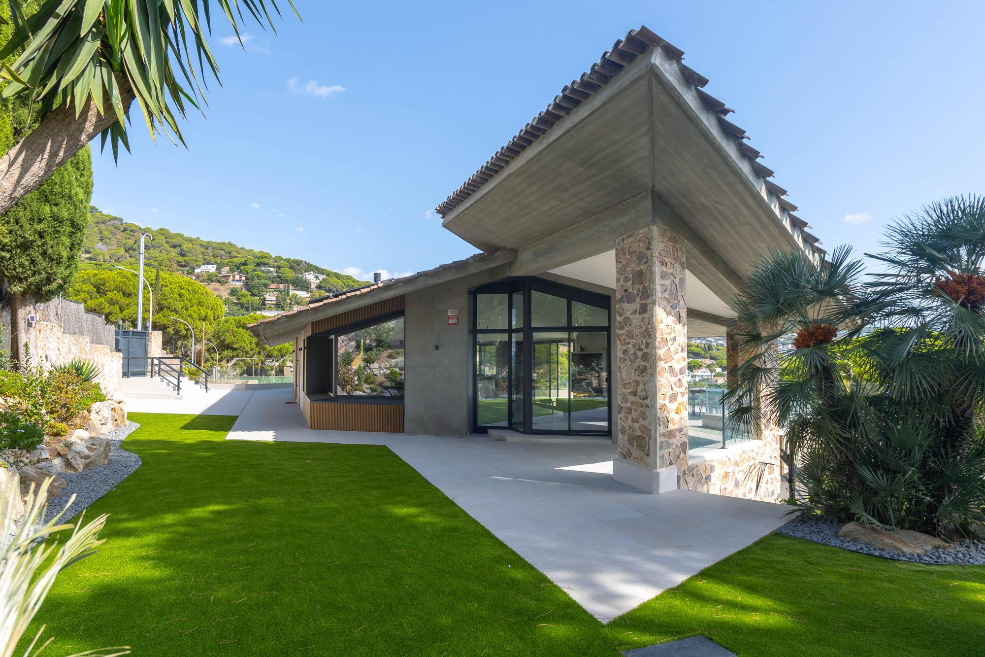 living - 525m² house / villa for sale in Premià de Dalt, Barcelona - gallery thumbnail - 3