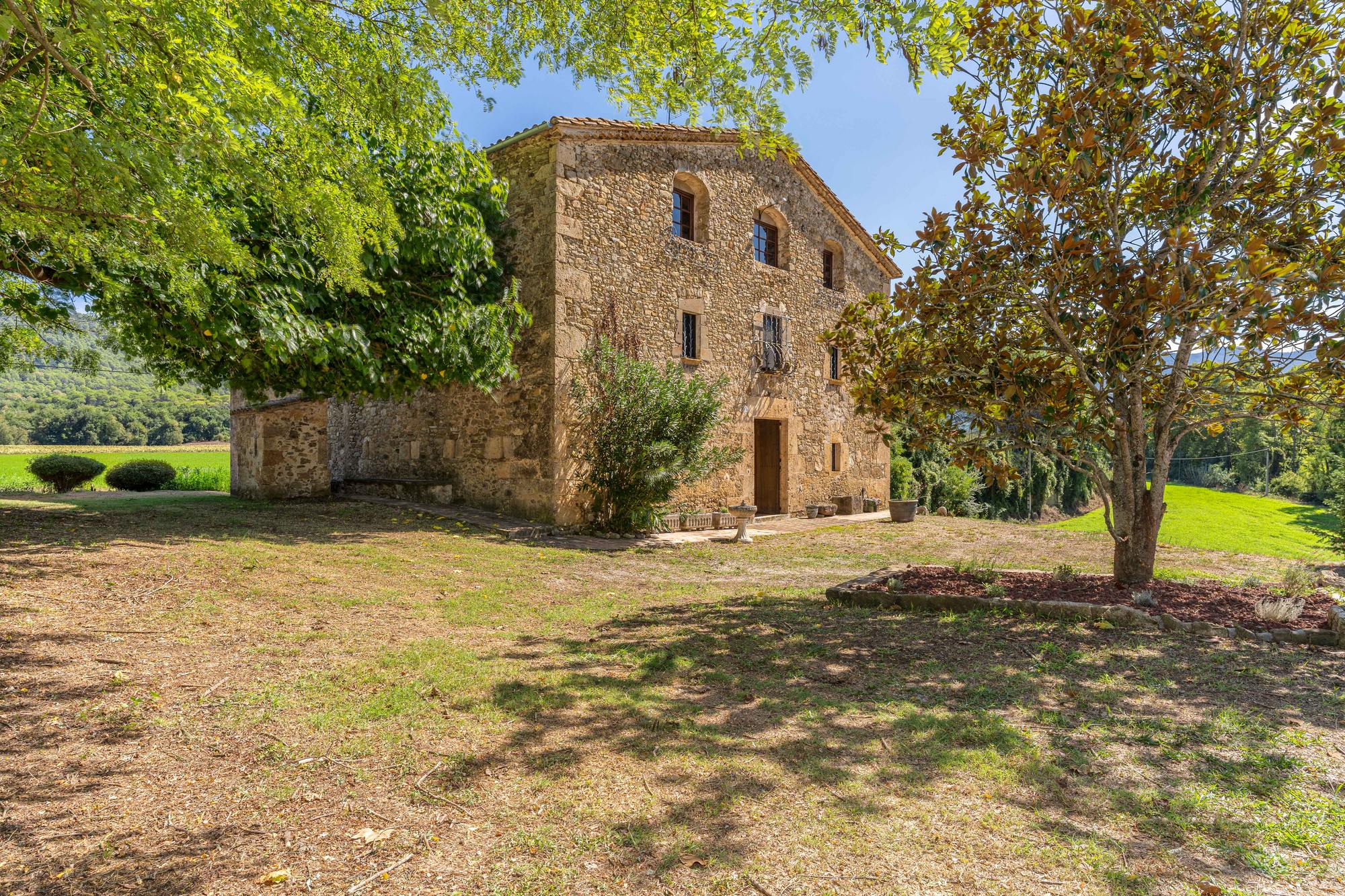 living - Casa rural de 1,082m² en venta en Pla de l'Estany, Girona - gallery - 4
