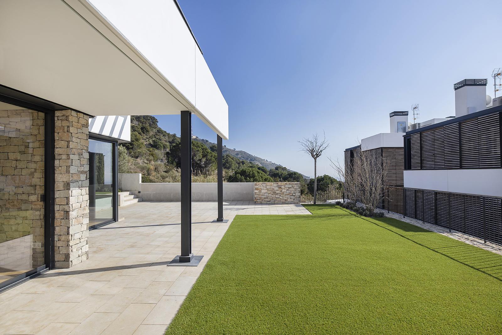 living - 569m² house / villa with 310m² garden for rent in Sarrià - gallery thumbnail - 4