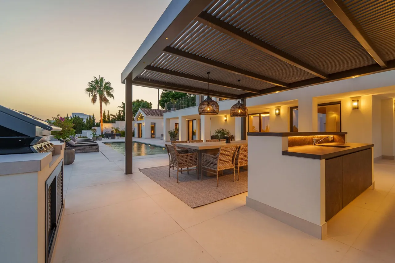 living - 734m² house / villa with 492m² terrace for sale in Golden Mile - gallery - 6