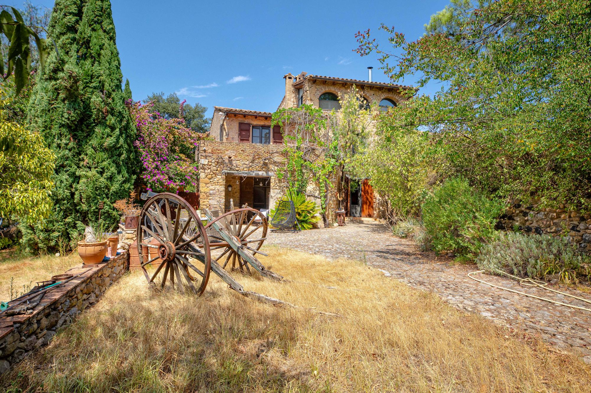 living - Casa rural de 775m² en venta en Pla de l'Estany, Girona - gallery thumbnail - 2