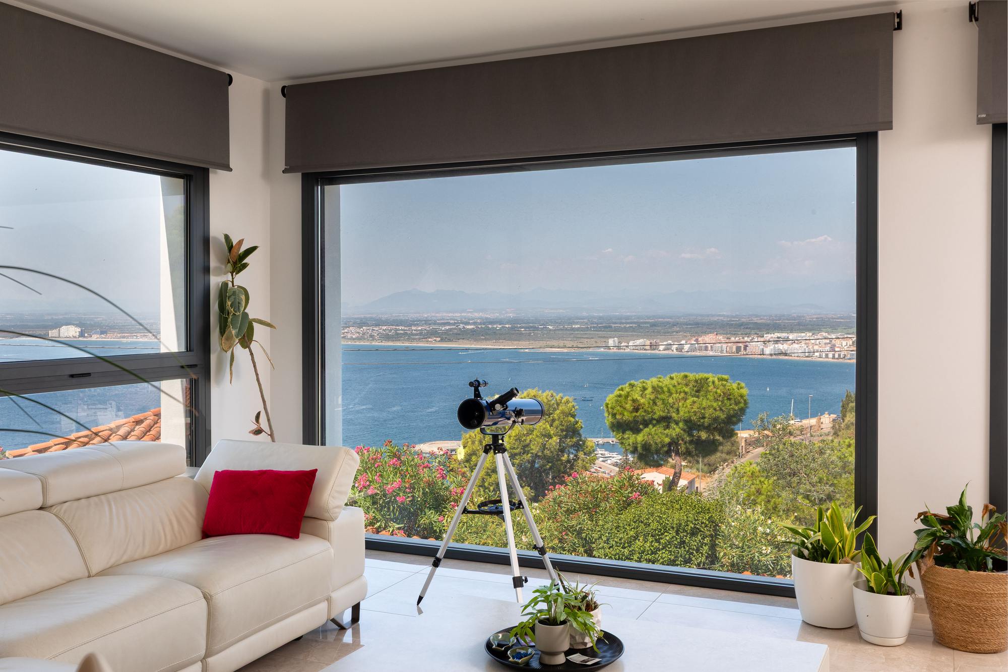 living - 419m² house / villa for sale in Bay of Roses, Costa Brava - gallery thumbnail - 8