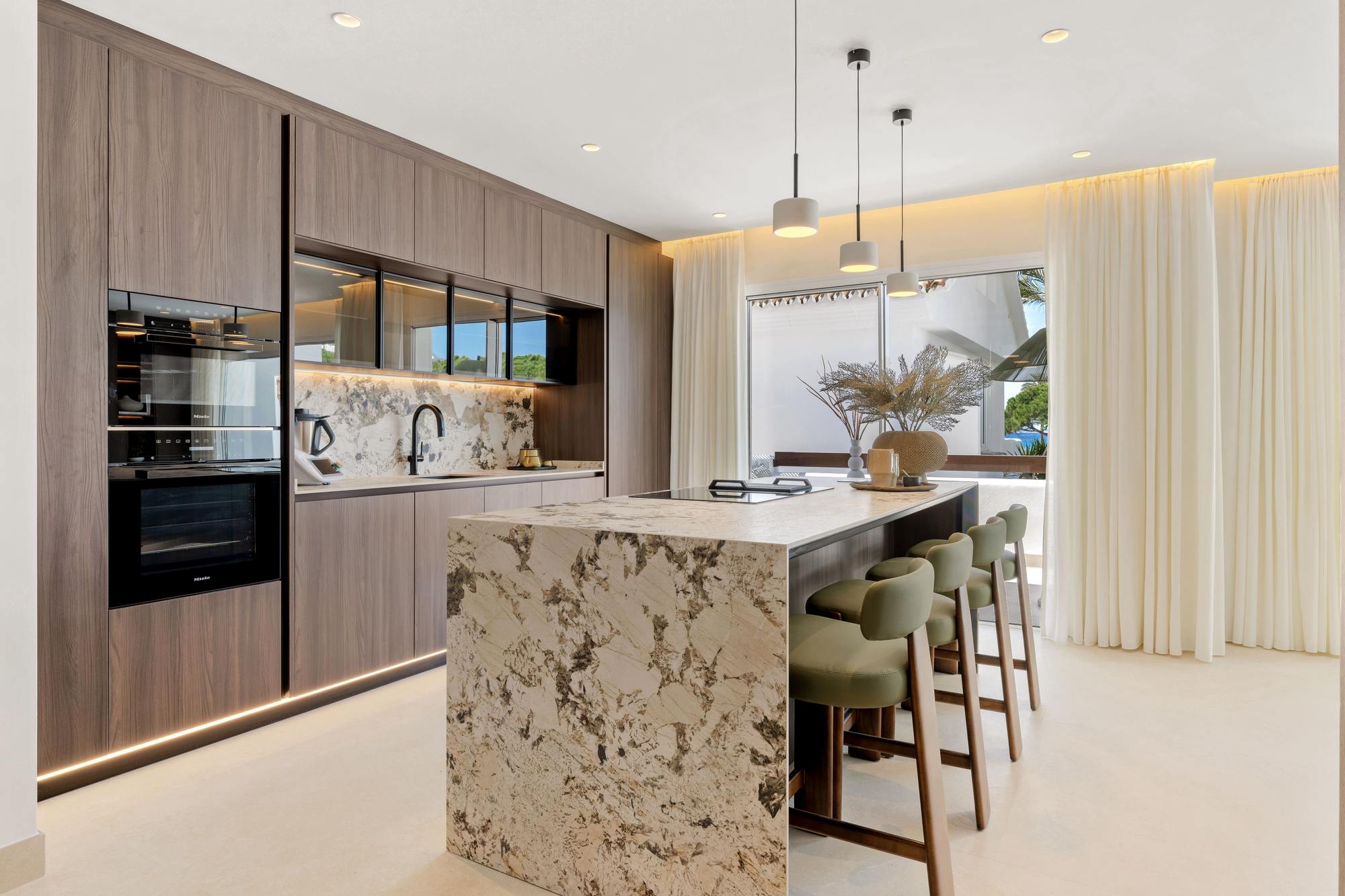 living - 150m² apartment with 40m² terrace for sale in East Marbella - gallery thumbnail - 8