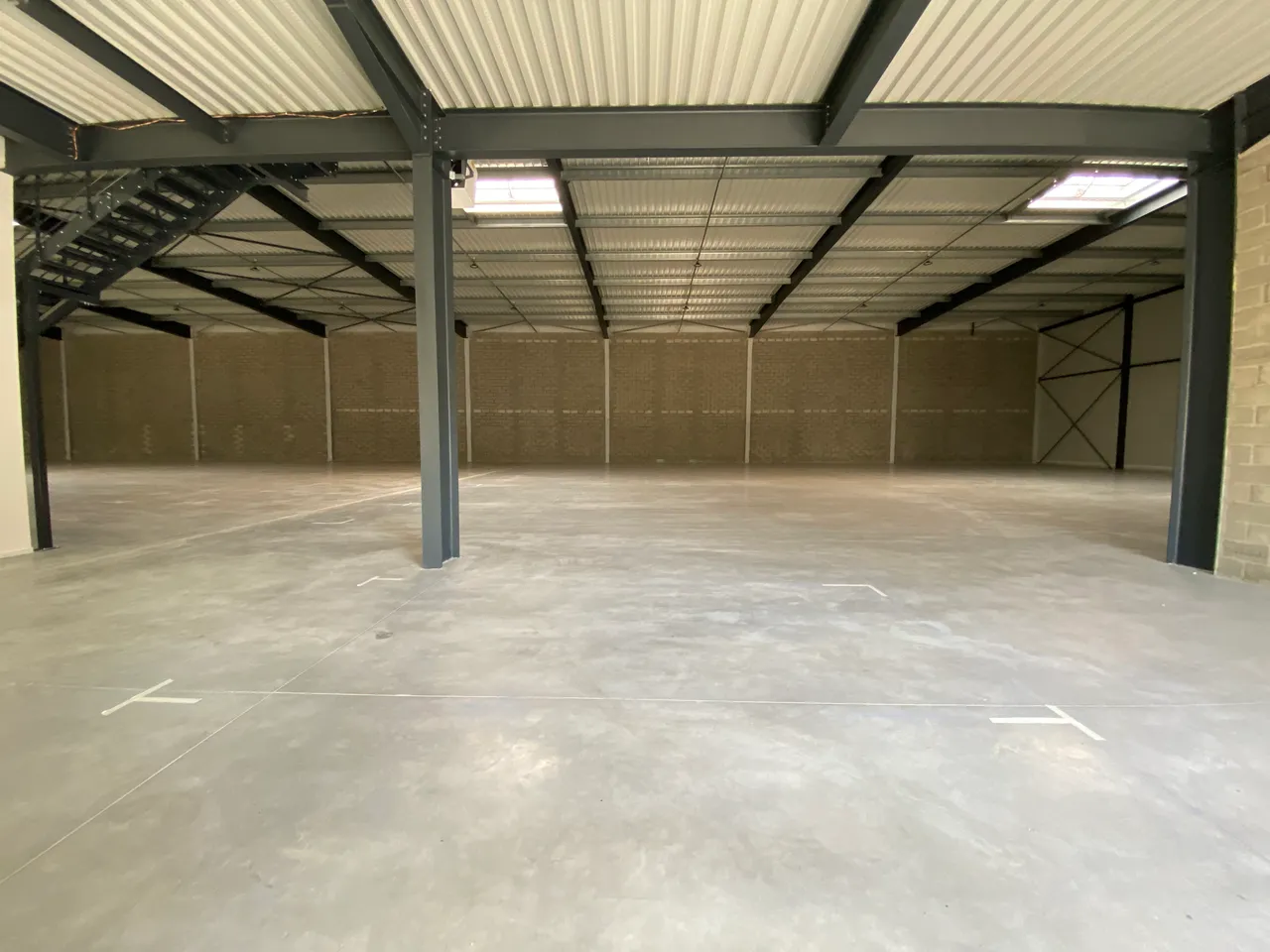 logistics - Light Industrial Premises / Offices For Rent - gallery - 2