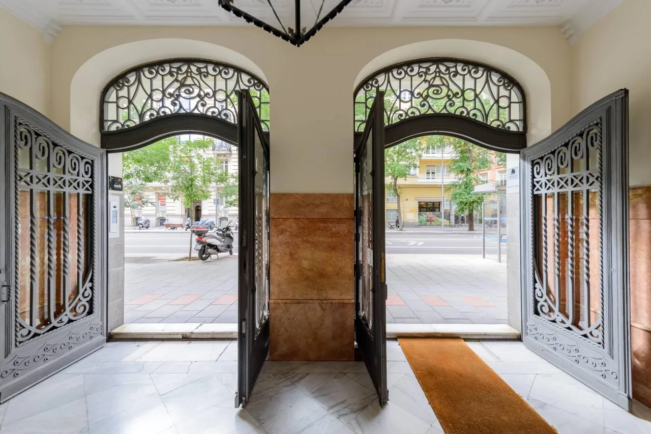 living - Piso de 342m² en venta en Almagro, Madrid - gallery - 5