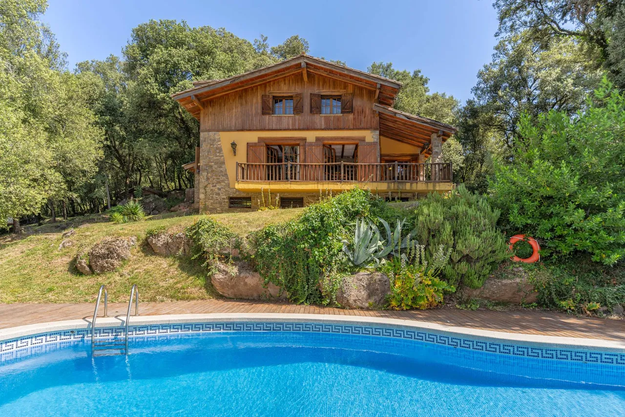 living - 454m² country house for sale in La Garrotxa, Girona - gallery - 3